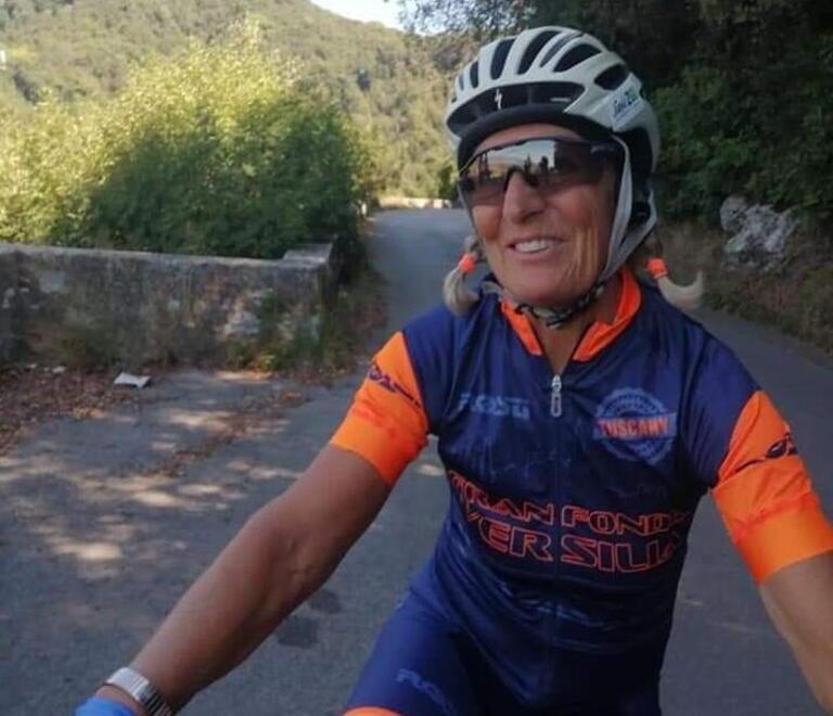 Ciclisti viareggini travolti da un'auto pirata sull'Aurelia, 60enne confessa: "Sono stato io" 