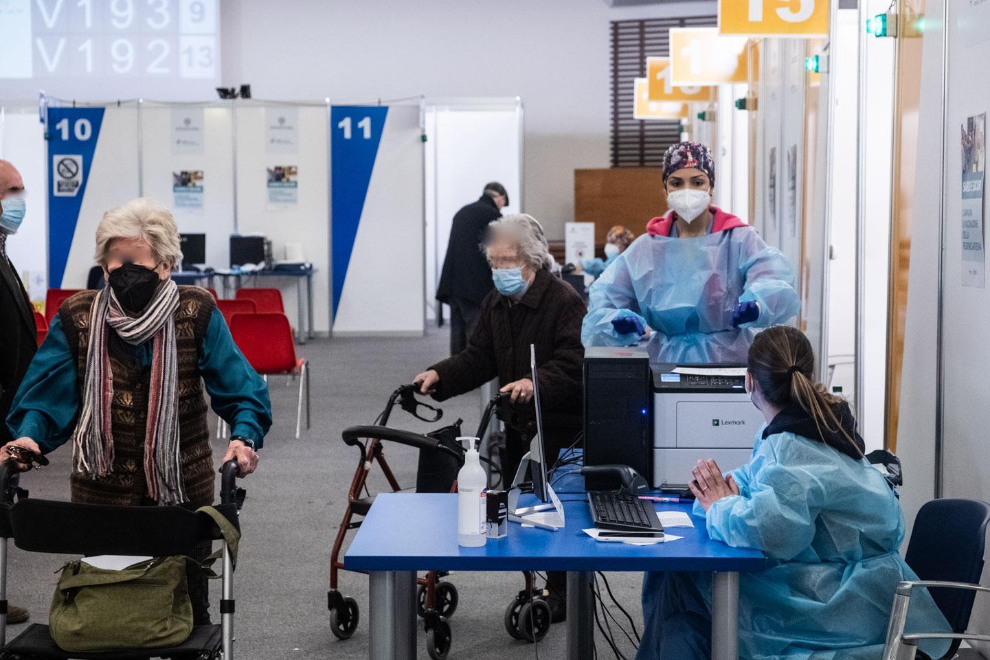 Cagliari, all'hub cerca di vaccinarsi al posto di un no vax: arrestato