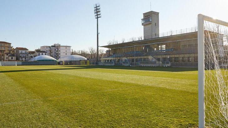 Una veduta del campo del Lungobisenzio con sullo sfondo la Tribuna centrale che è ancora oggetto di lavori