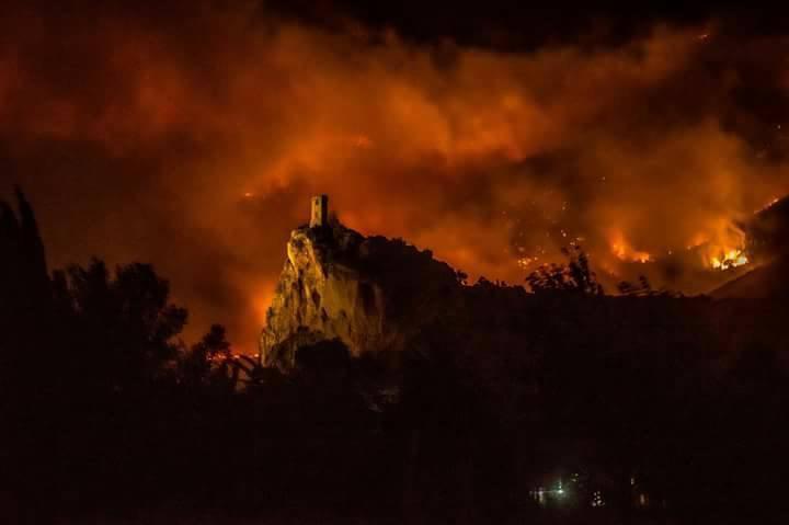 Lo scenario da apocalisse provocato dall'incendio divampato la sera del 24 settembre 2018 sui monti pisani