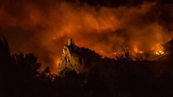 Lo scenario da apocalisse provocato dall'incendio divampato la sera del 24 settembre 2018 sui monti pisani
