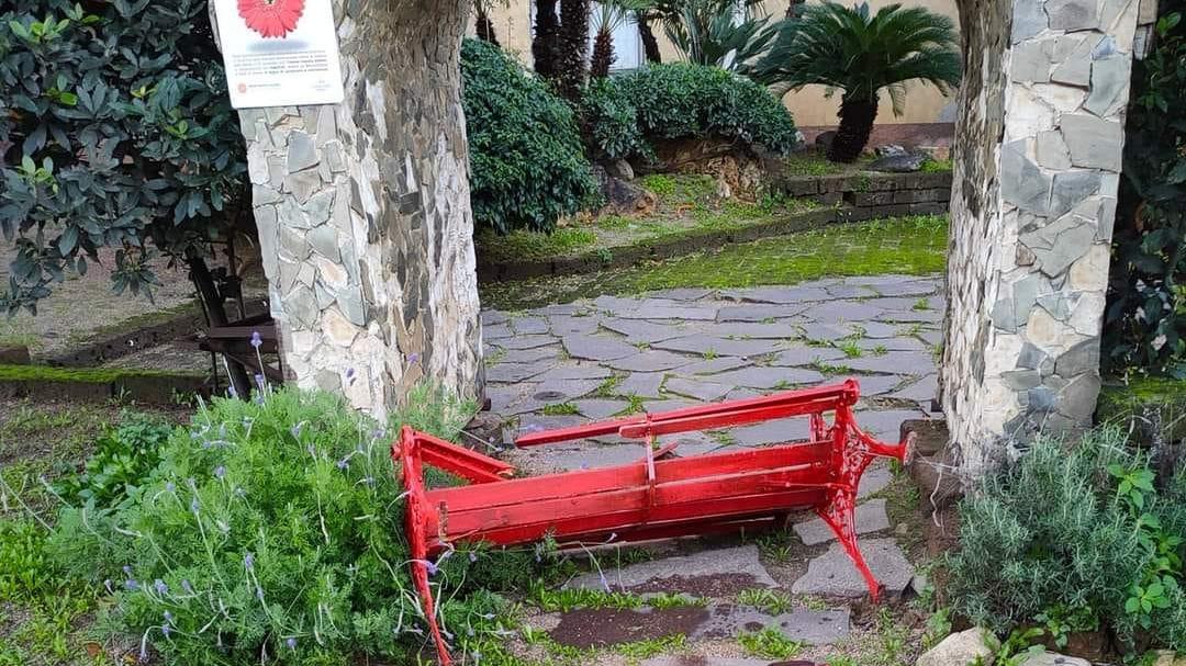 La panchina rossa distrutta dopo l'incursione vandalica