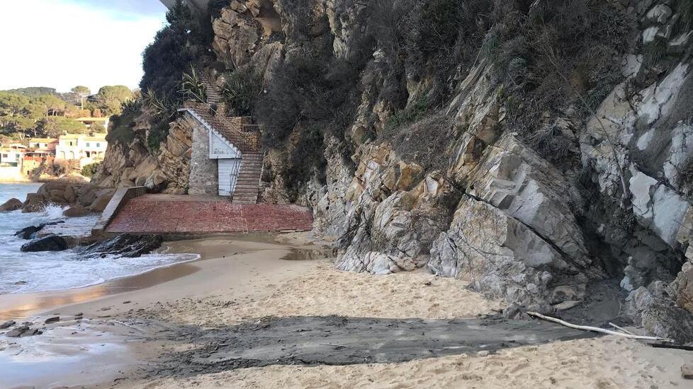 Biodola, gli occhi della Capitaneria sul cemento nella spiaggia