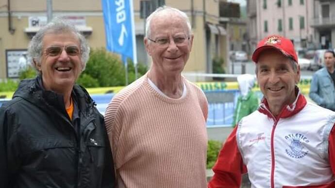 A sinistra Francesco Mussi, scomparso qualche anno fa e amico di Franco Codeluppi (al centro), a destra Rinaldo Cherubini, atleta storico