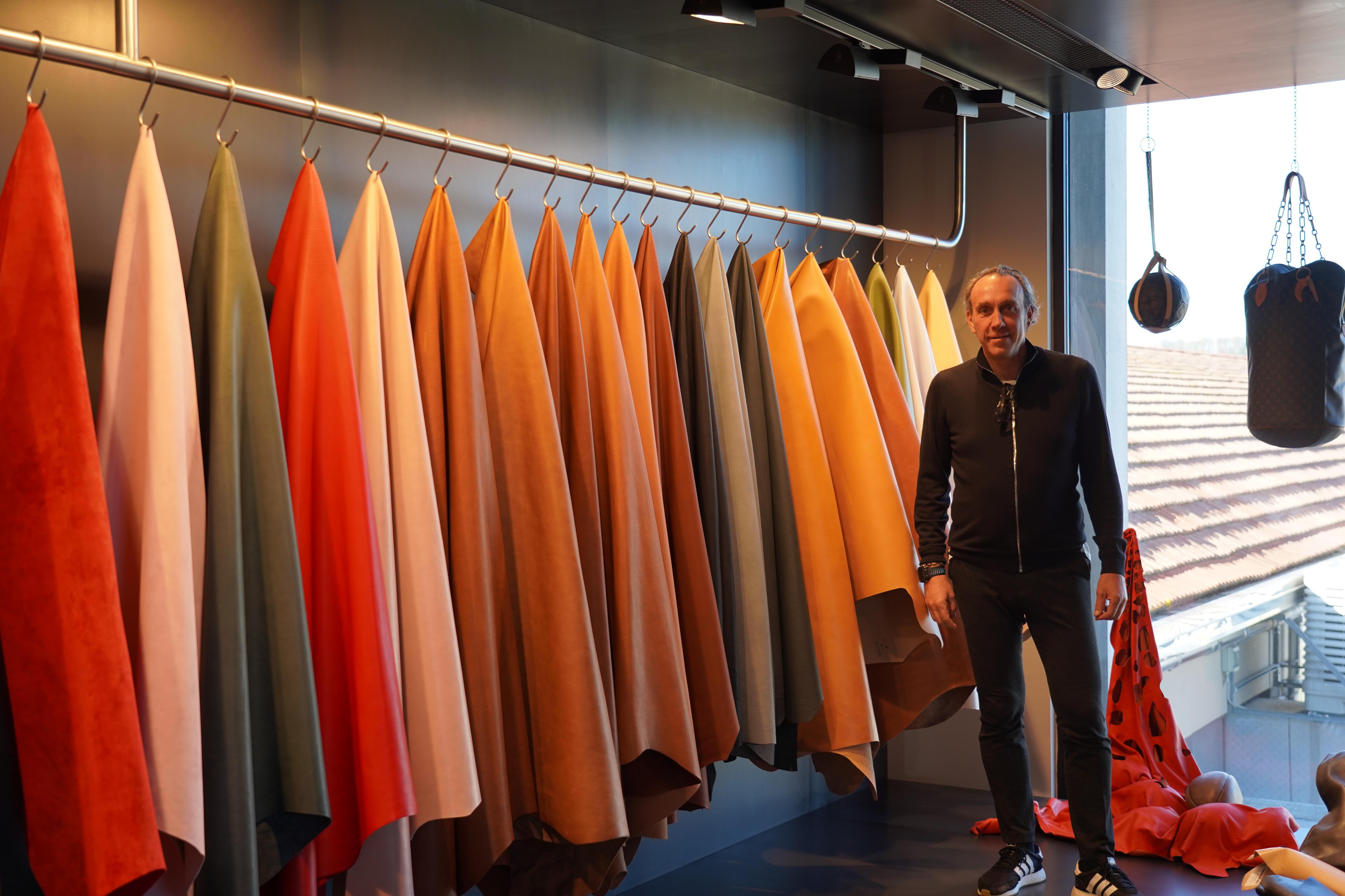 L’imprenditore Fabrizio Masoni nella sala campionario della sua azienda