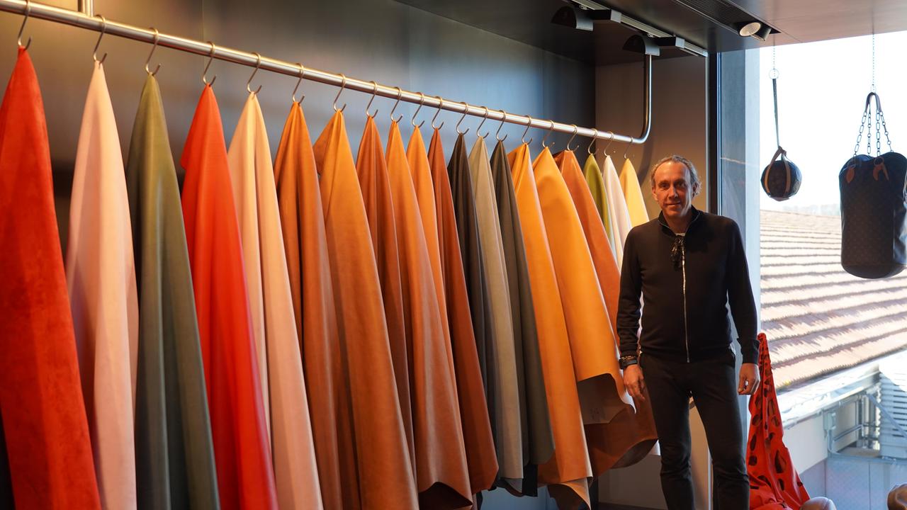 L’imprenditore Fabrizio Masoni nella sala campionario della sua azienda