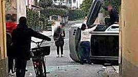 L'auto ribaltata in via Rinchiostra