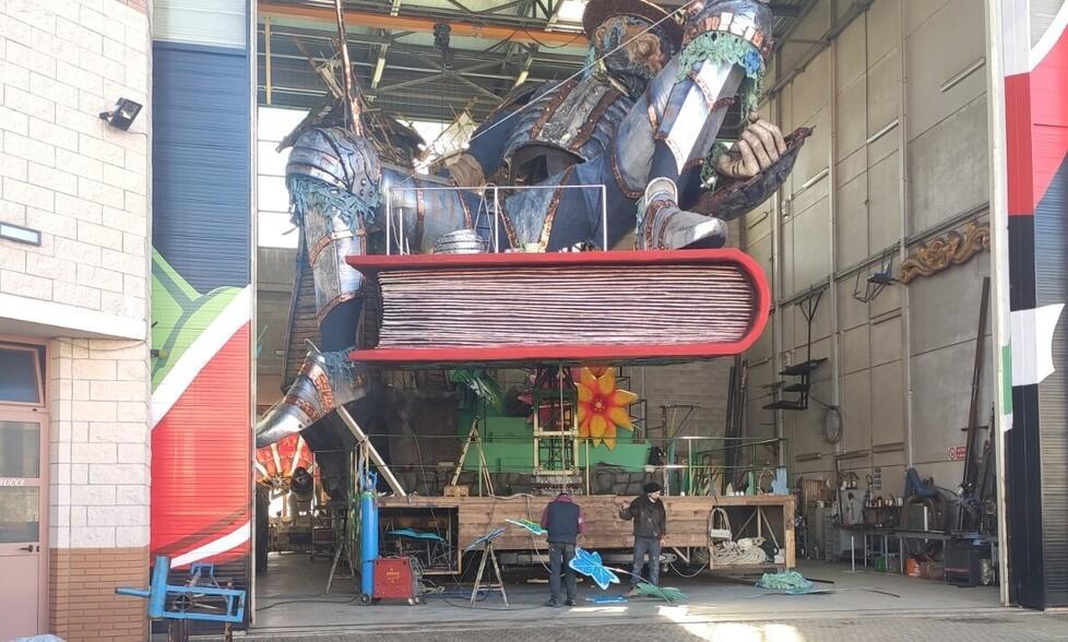 Carnevale di Viareggio, i carristi col fiato sospeso: «Siamo pronti ma non è così che si prepara la festa» 