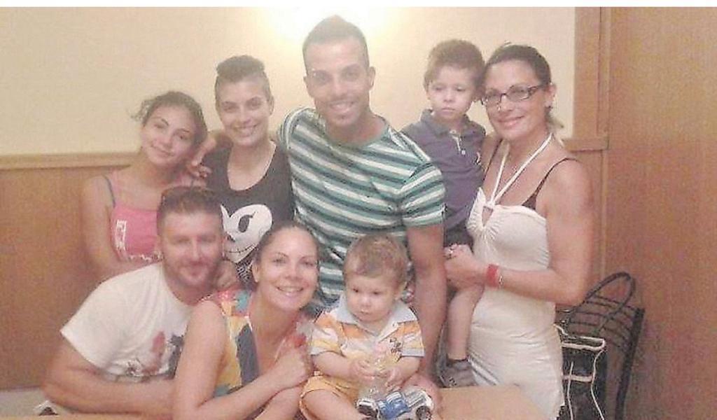 I fratelli Smenghi con figli e nipoti: la prima a destra è Rosa, al centro Gabriele e Donatella, sotto al centro Jessica