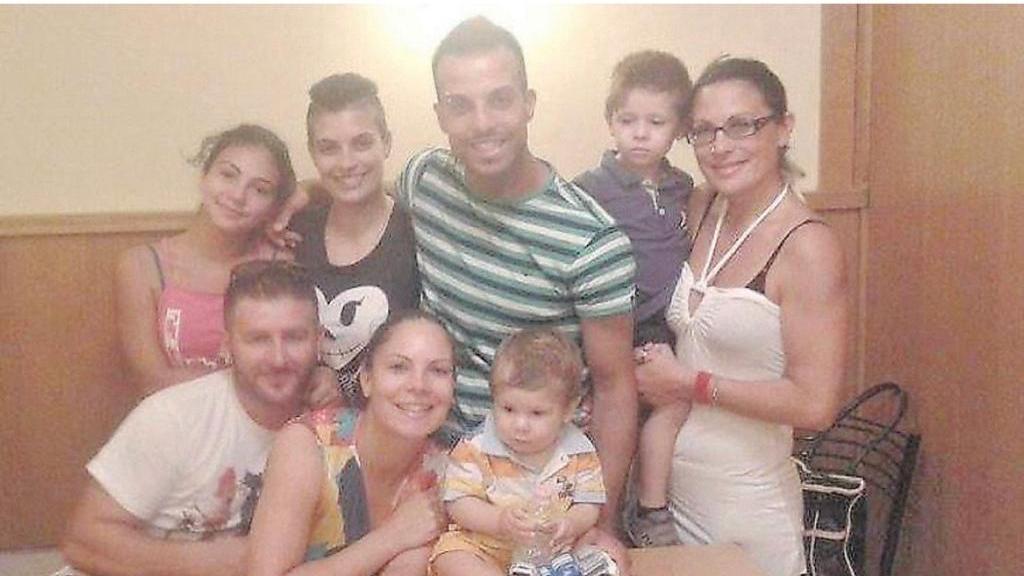 I fratelli Smenghi con figli e nipoti: la prima a destra è Rosa, al centro Gabriele e Donatella, sotto al centro Jessica