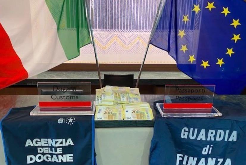 Dogane negli aeroporti sardi: scoperti nel 2021 quasi 500mila euro non dichiarati 