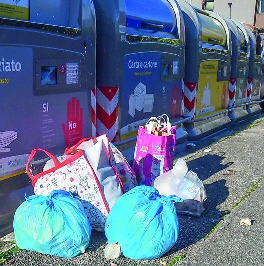 Rifiuti abbandonati ai piedi dei cassonetti per la differenziata a Grosseto