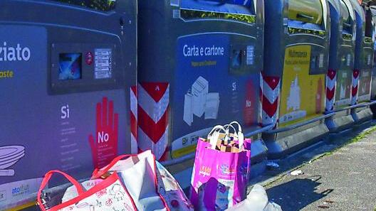 Rifiuti abbandonati ai piedi dei cassonetti per la differenziata a Grosseto