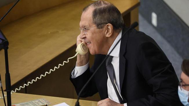 Lavrov, l'Occidente preso da una 'frenesia militaristica'