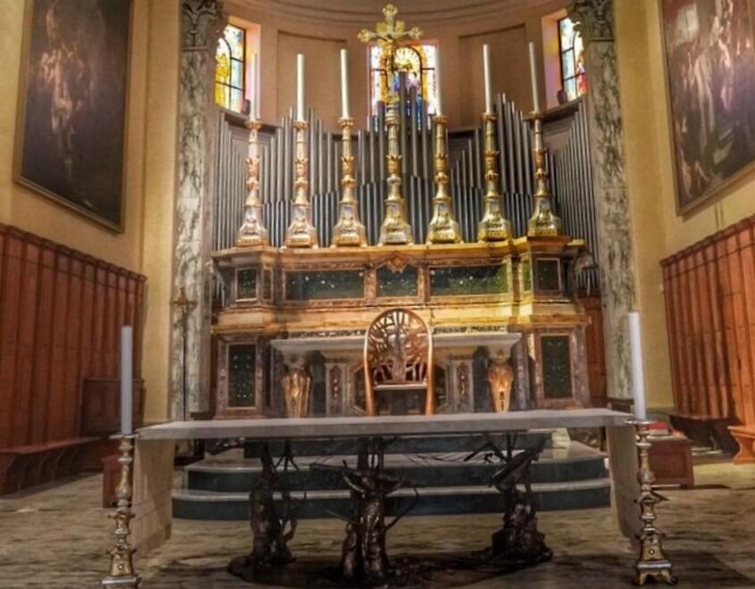 L’arte contemporanea entra in duomo Il vescovo cambia altare e arredi sacri 