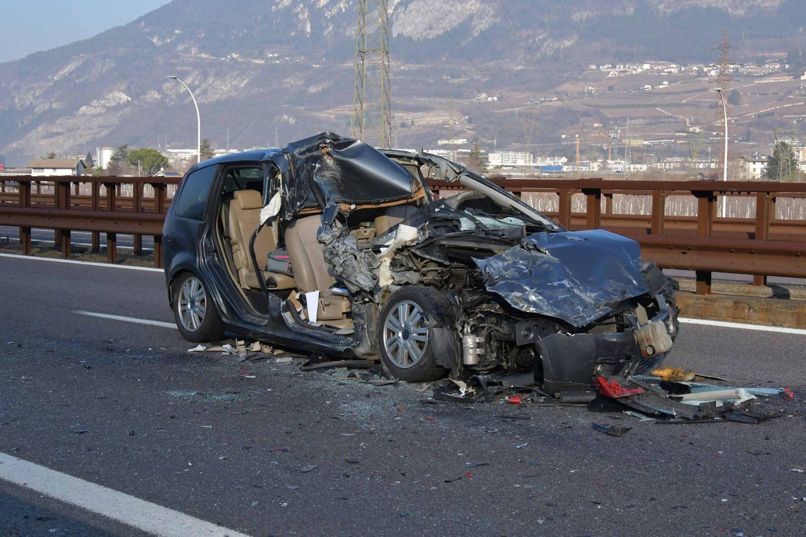 L'auto sulla quale viaggiavano marito e moglie (foto Alto Adige)