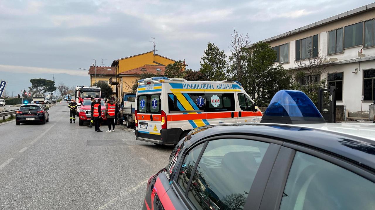 Il punto in cui l'uomo è rimasto schiacciato dall'escavatrice: sul posto le forze dell'ordine e il personale sanitario del 118 (Foto Nucci)