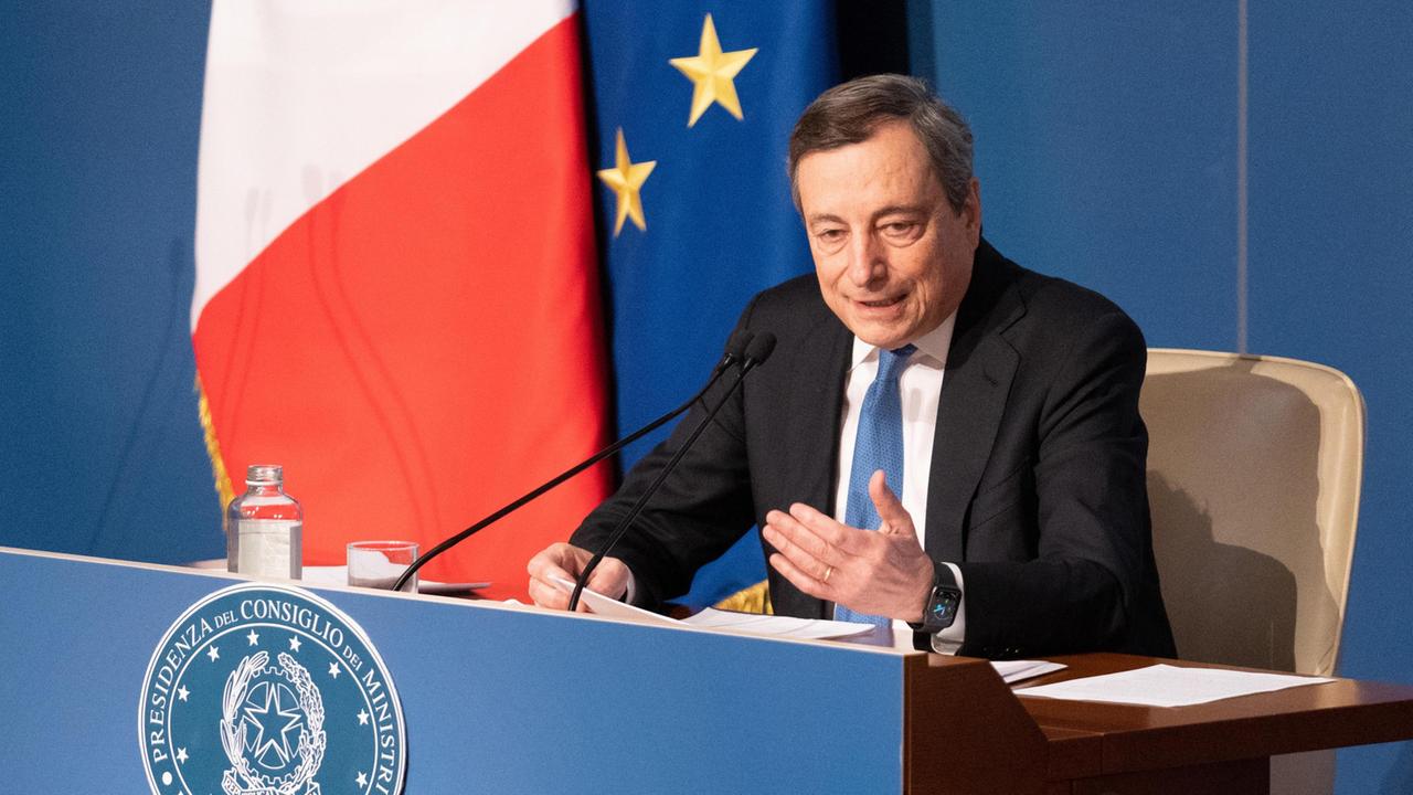 Il presidente del consiglio, Mario Draghi: il suo nome aleggia attorno alla figura del futuro presidente della Repubblica; trattative aperte tra i vari schieramenti politici