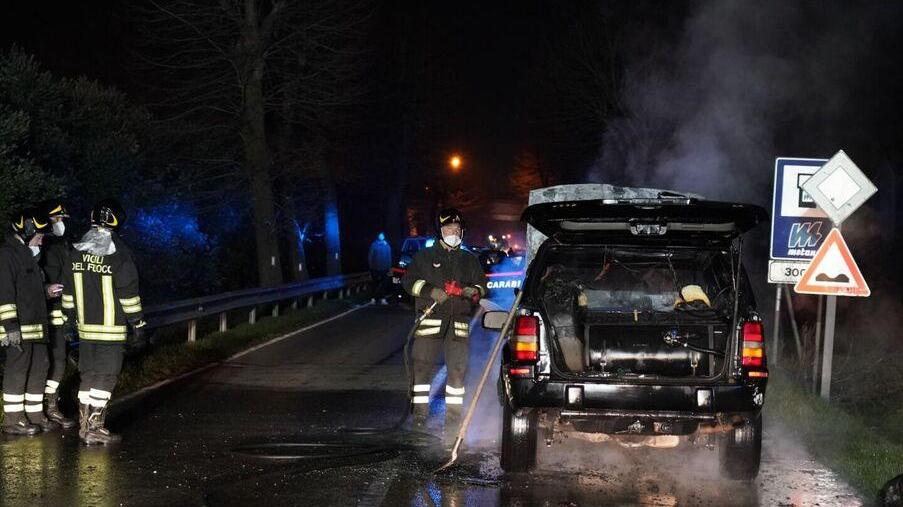 Prendono in prestito da un amico il Suv che poi prende fuoco