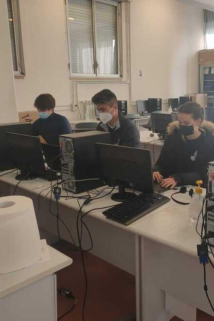 Gli studenti dello scientifico al sindaco: «Quando torneremo nella nostra scuola?» 