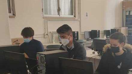 Gli studenti dello scientifico al sindaco: «Quando torneremo nella nostra scuola?»