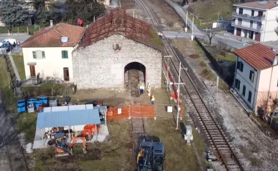 Verso il nuovo scalo merci Abbattuto il vecchio deposito delle locomotive