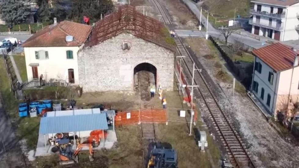 Verso il nuovo scalo merci Abbattuto il vecchio deposito delle locomotive