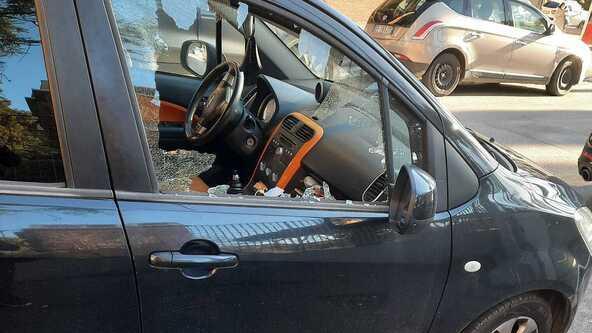 Spaccano il vetro e rubano la divisa a dipendente Camst