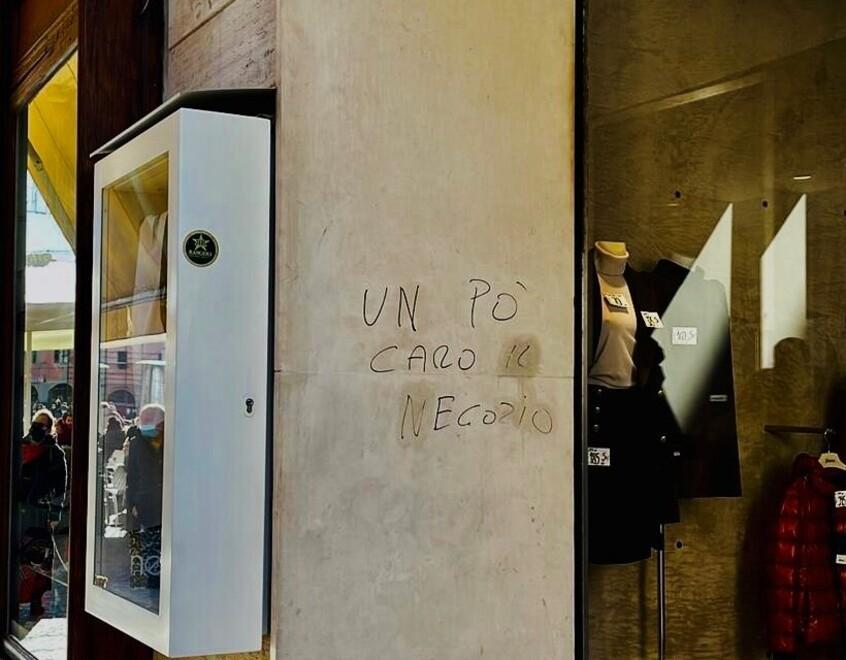 Imbrattano il marmo della boutique Santini I controlli proseguono