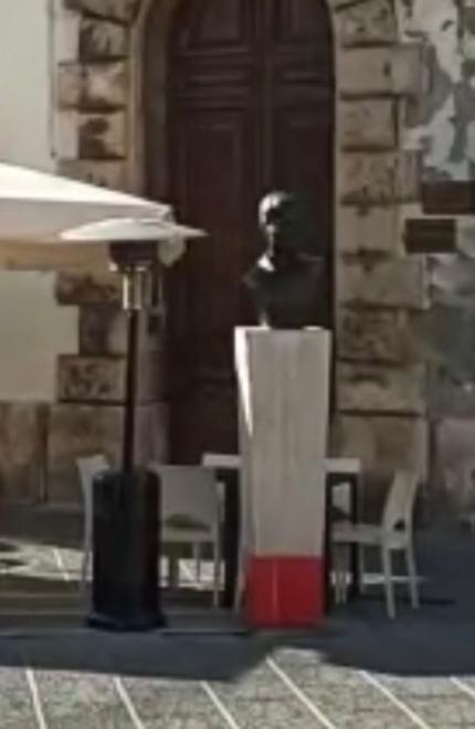 «Quel busto di Modì circondato dai tavoli...»