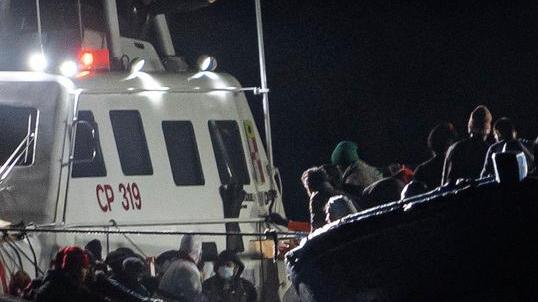 Sette morti per il freddo sul barcone dei disperati