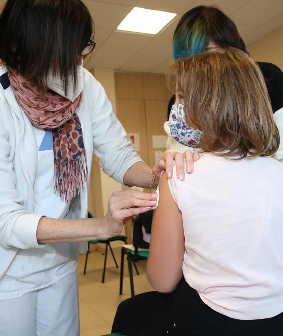 Boom di quarantene fra docenti e studenti La Regione propone i vaccini nelle scuole 