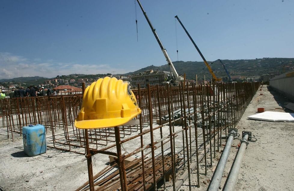 Muratore e boscaiolo perdono la vita mentre sono al lavoro