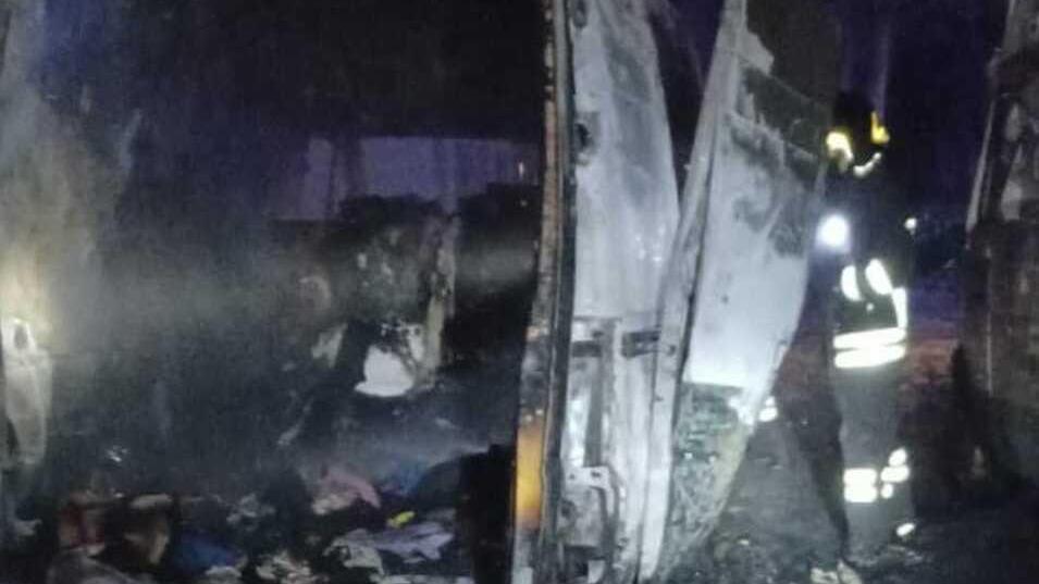 Rogo doloso distrugge un furgone in via Pasolini