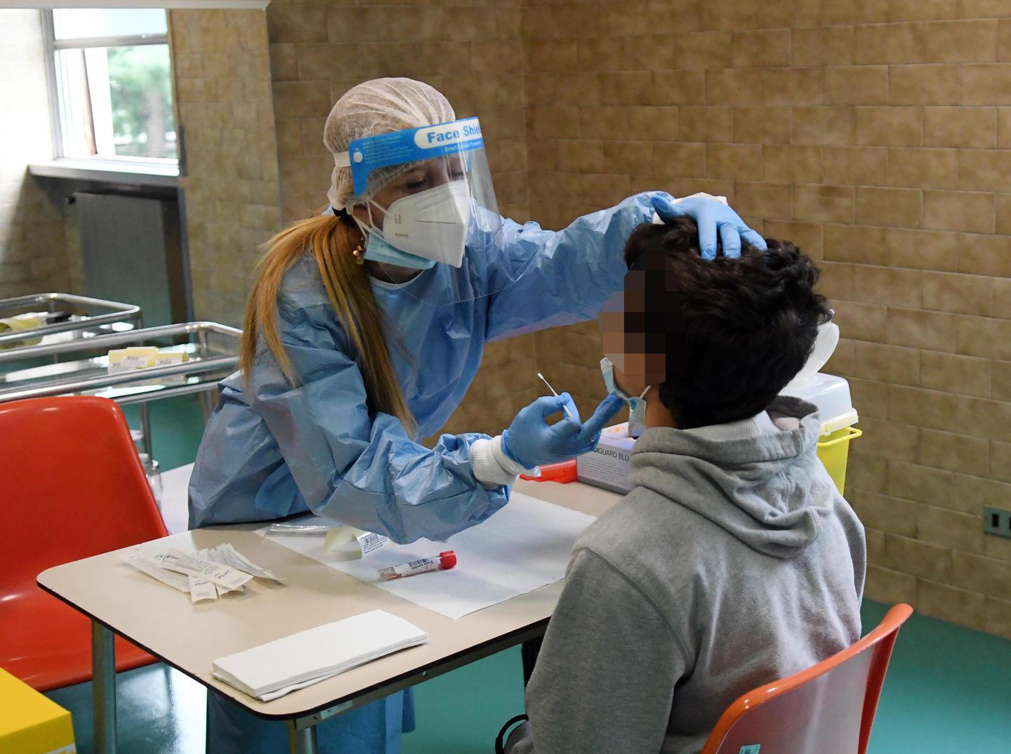 Conoci: «Tamponi gratuiti in tutte le scuole» 