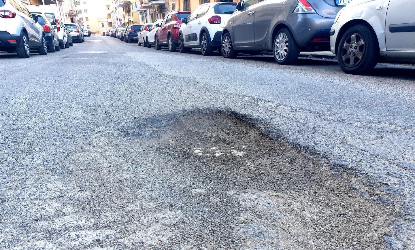 Un cratere si allarga in via Pasubio 