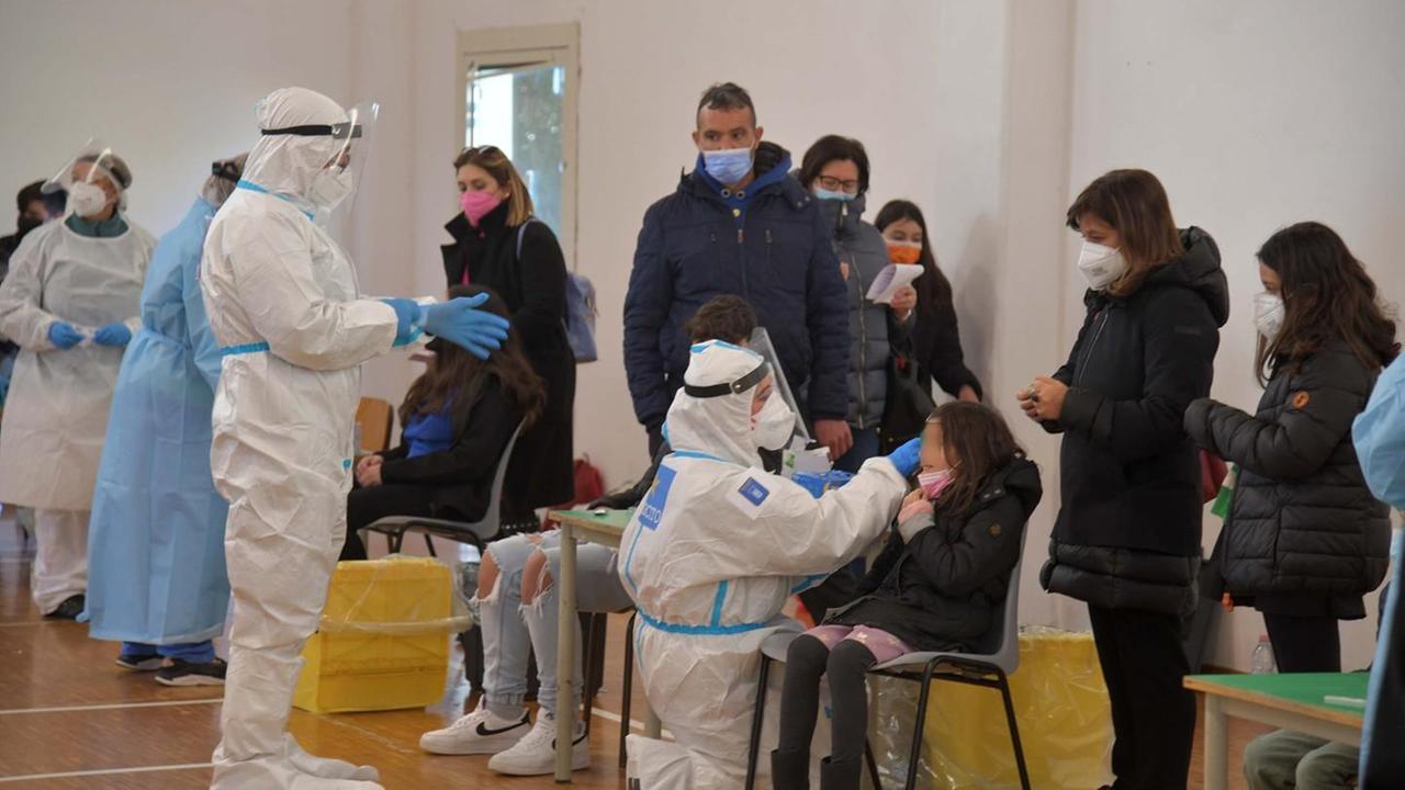 Covid, 617 casi ufficiali. Nizzi: «Sono più di mille»