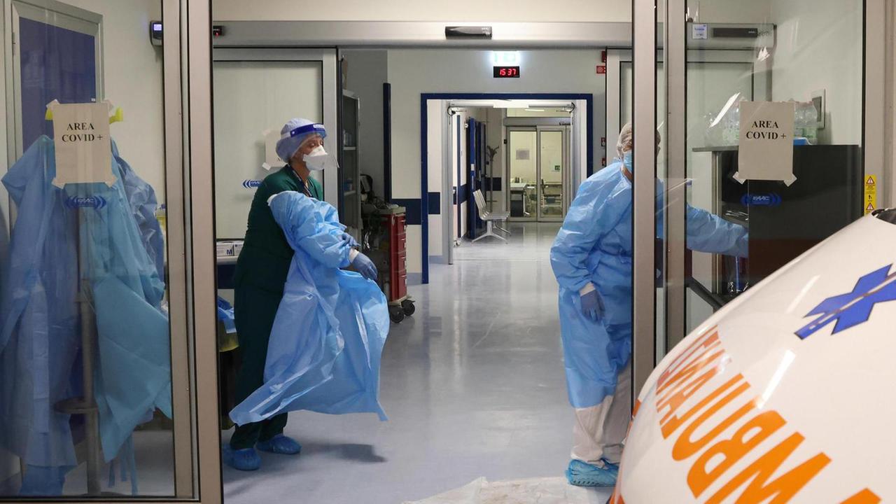 Covid in Sardegna, l’allarme dei sindacati: «Ospedali nel caos e personale al collasso» 