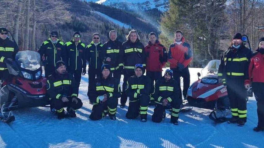 Fanano. Prove di motoslitta con i vigili del fuoco arrivati da Belluno