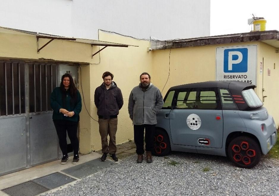 I volontari davanti alla sede