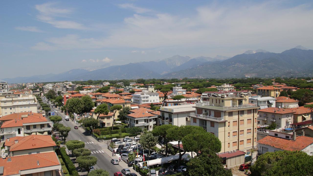 una veduta del lungomare di Lido di Camaiore