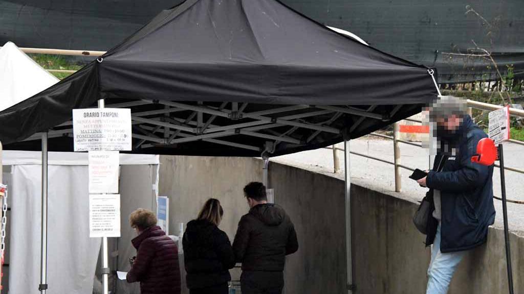 Pazienti in coda per sottoporsi ad un tampone in farmacia