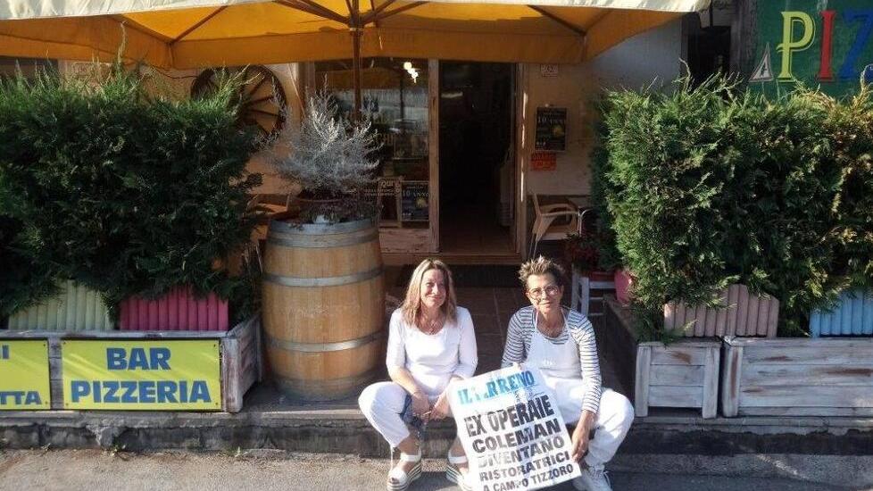 Marina Venturi e Silvia Vignozzi con la locandina del Tirreno dopo l’apertura della pizzeria