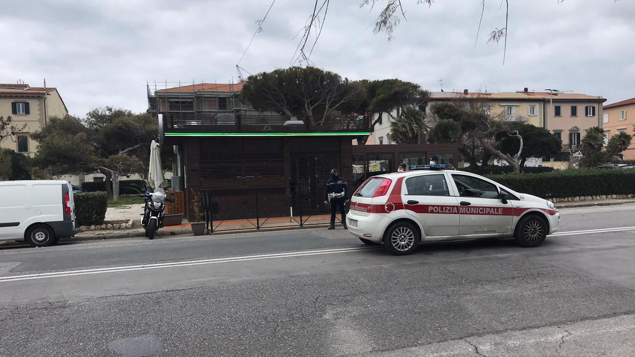 Livorno, muore per un malore a 74 anni mentre è in bicicletta sul viale Italia
