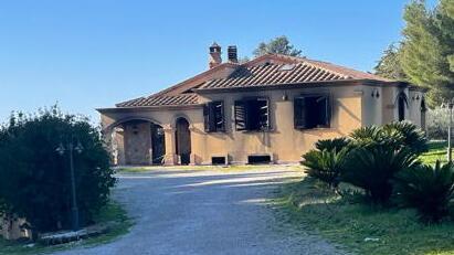 L’esterno della villa andata a fuoco lungo la via Cecinese