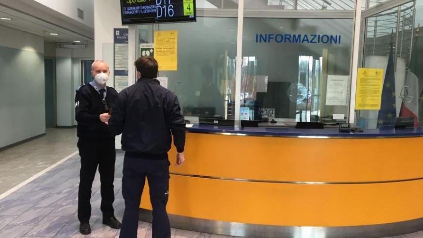 Modena, trova portafogli per strada e lo consegna alla polizia locale.