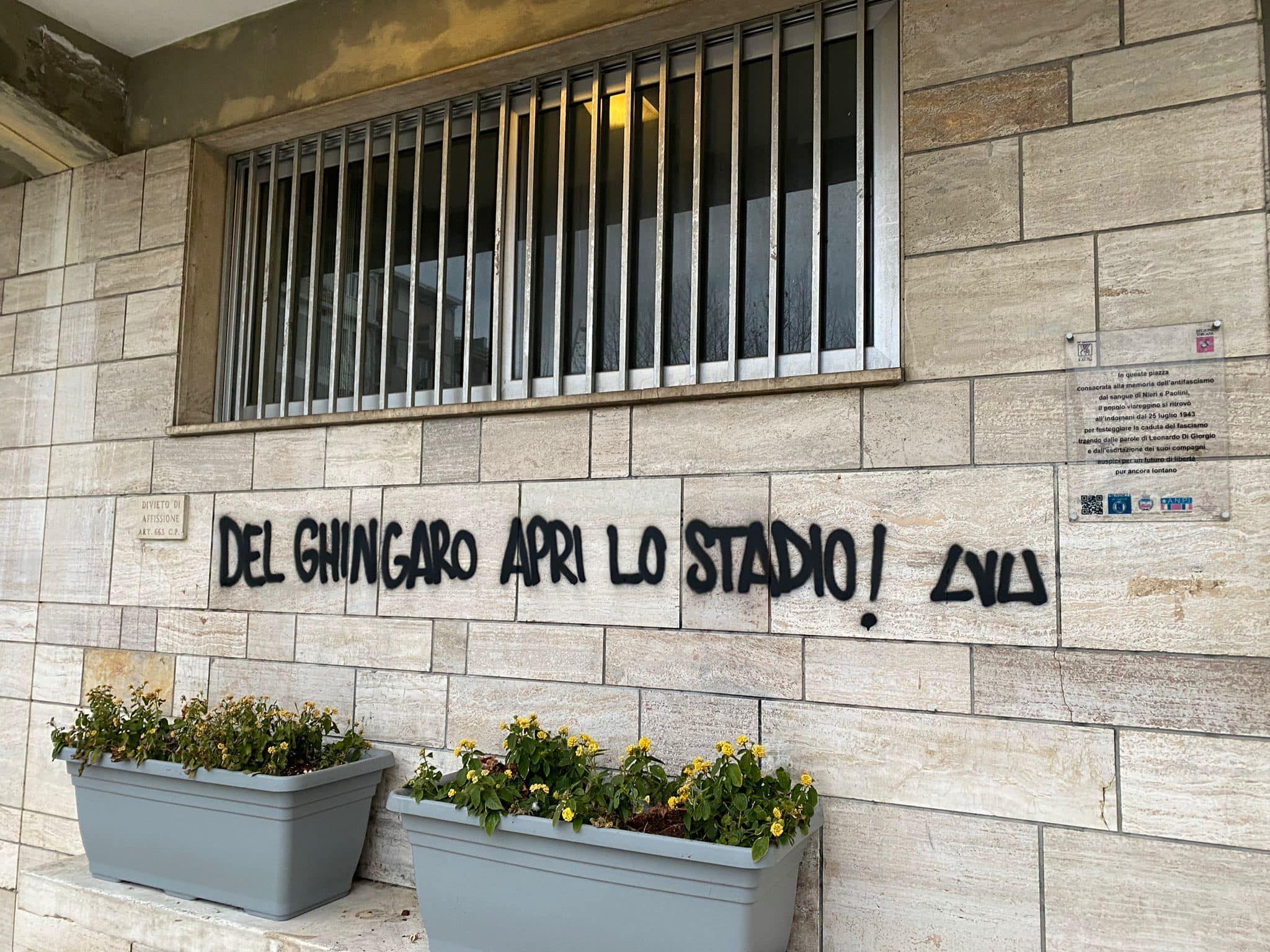 Scritta sul Comune di Viareggio: "Del Ghingaro apri lo stadio". Il sindaco: "Serve rispetto"