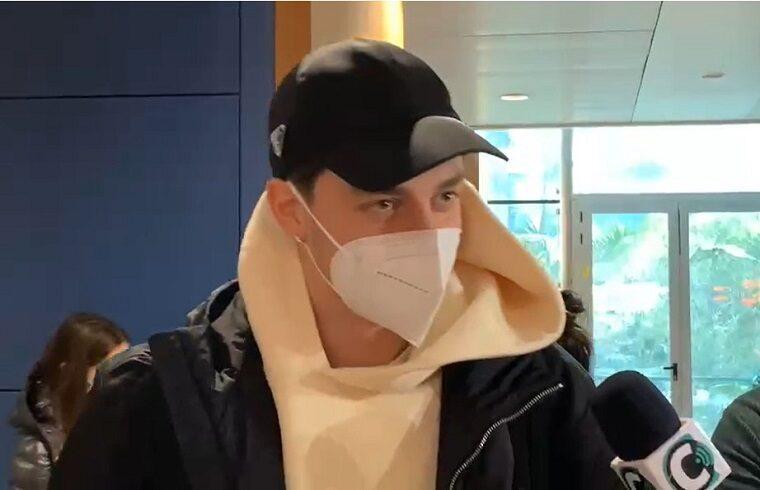 Daniele Baselli all'arrivo all'aeroporto di Elmas (foto Centrotrentuno.com)