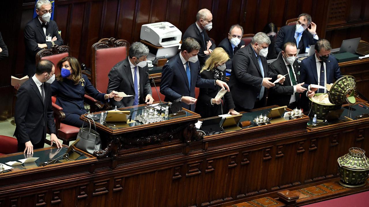 Quirinale, quarta fumata nera. Nel centrodestra ritorna l'idea Frattini. Renzi: "Basta, non siamo a X-Factor"