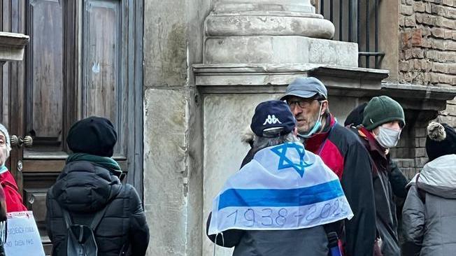 No Green pass occupano ateneo Torino,spunta bandiera Israele